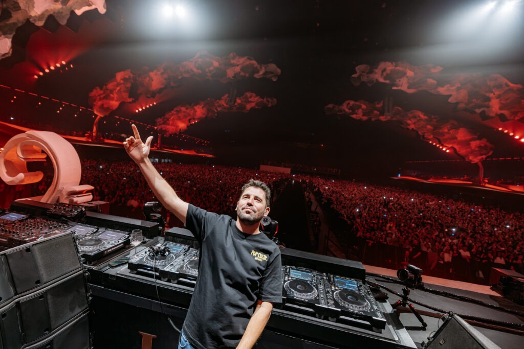 DJ Dimitri vegas em cima do palco.