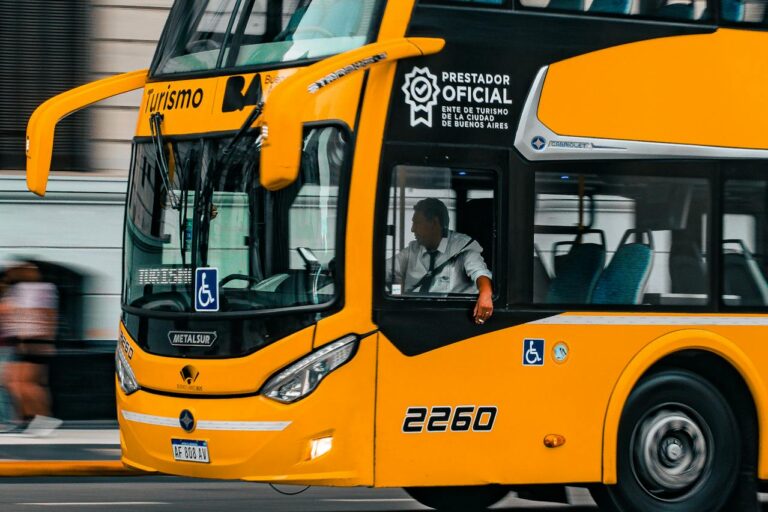 Leia mais sobre o artigo Shuttle no Tomorrowland Brasil: Pode Ser a Sua Melhor Opção