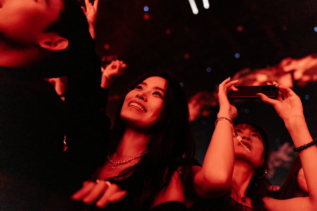 Pessoas no tomorrowland assistido ao show.
