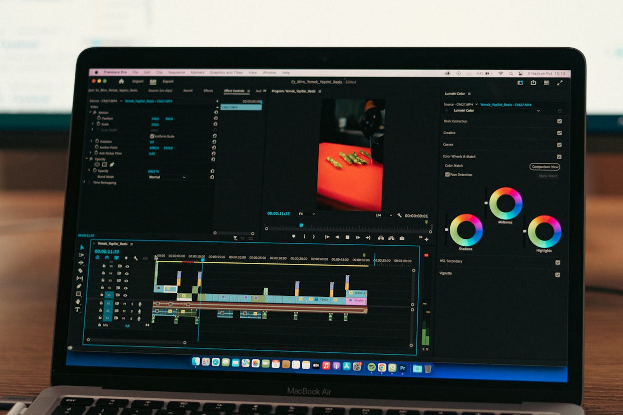 Close-up de software de edição de vídeo em uma tela de laptop em um ambiente profissional.