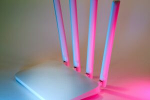 Um roteador sem fio elegante realçado por luzes neon vibrantes, exibindo tecnologia de ponta.