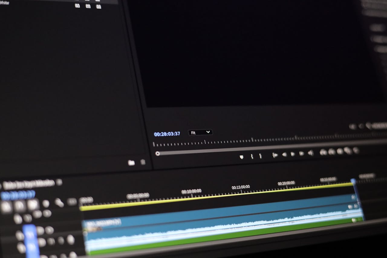 Close-up da interface de um software de edição de vídeo mostrando linha do tempo e controles.