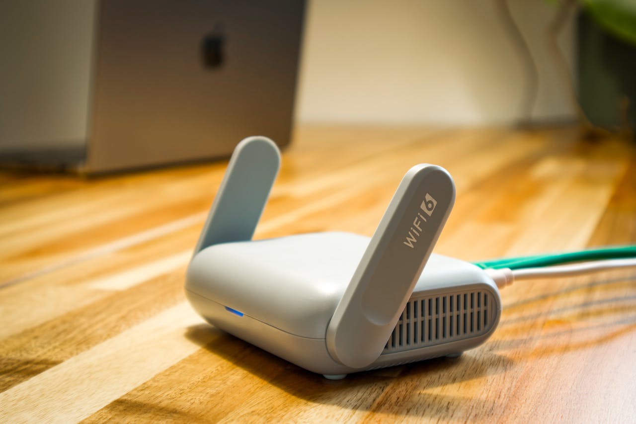 Um roteador WiFi 6 elegante com antenas e cabo em uma mesa de madeira, perfeito para redes domésticas modernas.