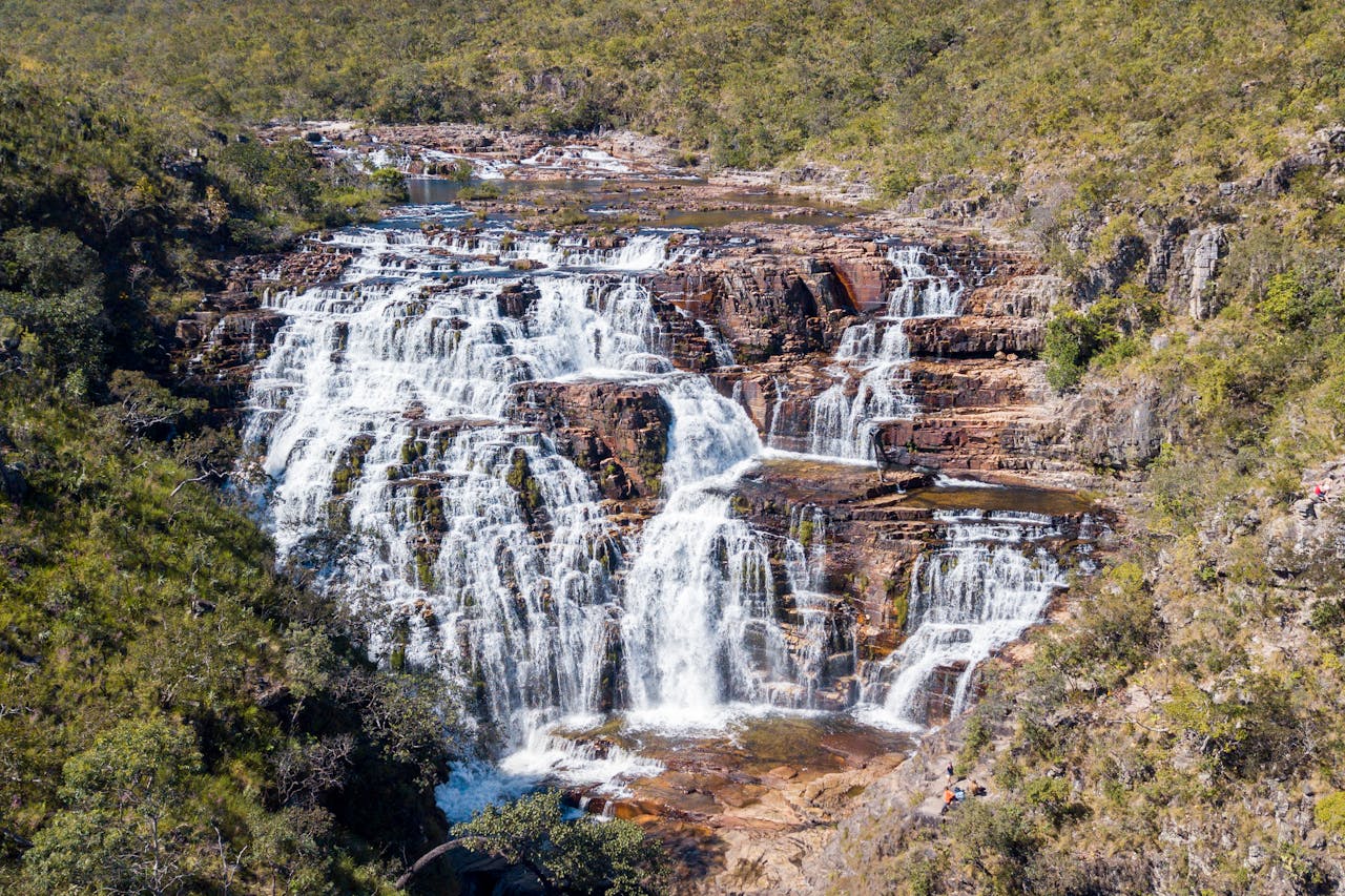 Uma vista deslumbrante de cachoeiras em cascata em meio à vegetação exuberante em Alto Paraíso, Brasil.
