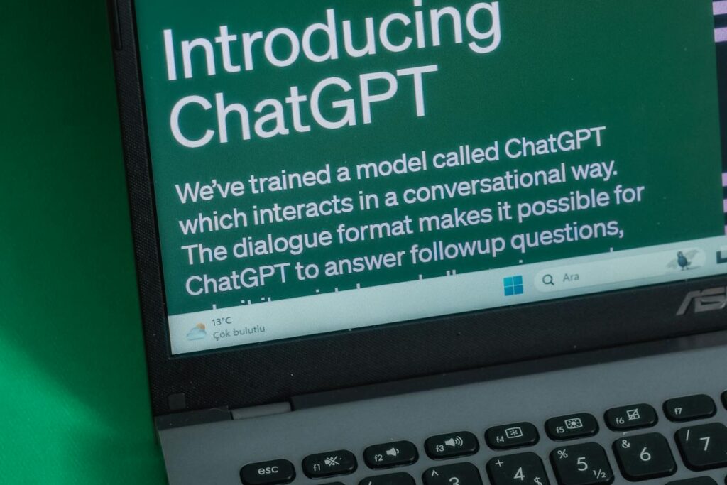 Notebook com uma tela falando sobre o Chat GPT.