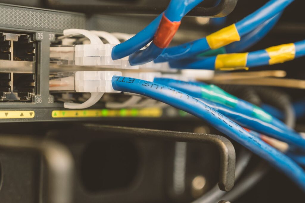 Switch com vários cabos de rede conectados nele.