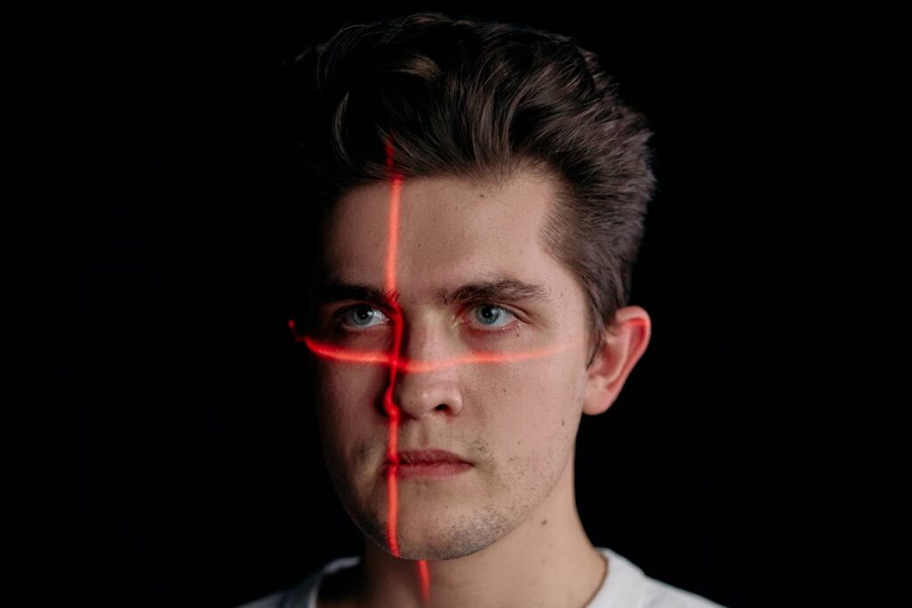 Homem com o rosto sendo escaneado por um lazer.