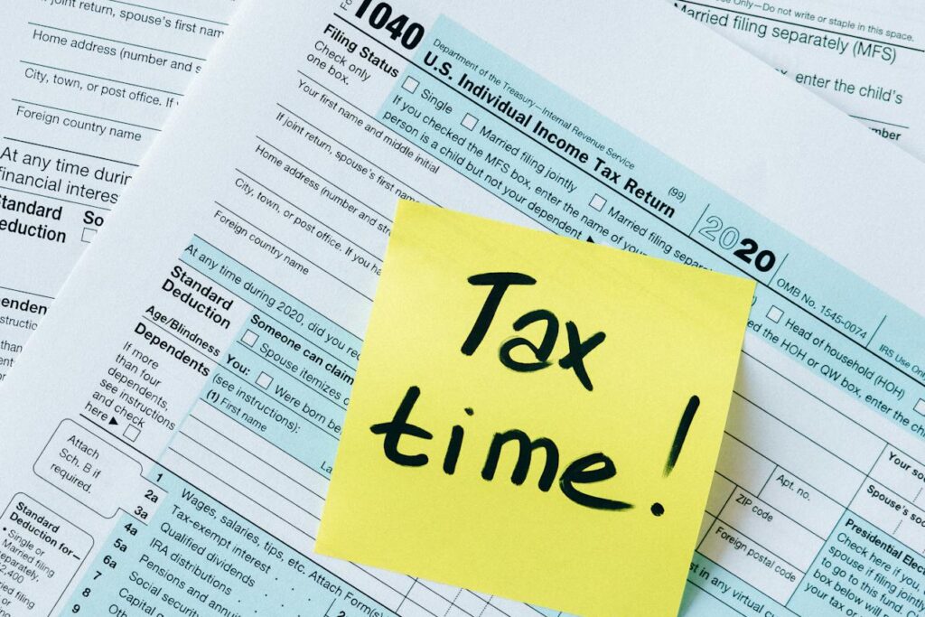Post-it colado em uma folha escrito Tax Time!